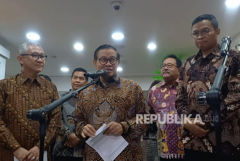 Gubernur Jakarta Pramono Anung (tengah) memberikan keterangan keterangan di Balai Kota Jakarta, Selasa (17/6/2025).