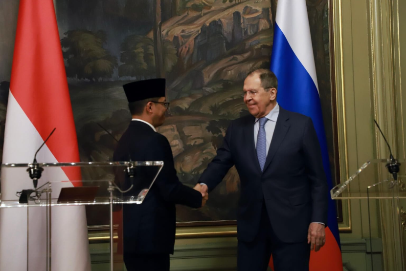 Menteri Luar Negeri (Menlu) RI, Sugiono, mengundang para pebisnis Rusia untuk menjalin kemitraan dengan Danantara. Undangan tersebut disampaikan usai pertemuan bilateral dengan Menlu Rusia, Sergey Lavrov, di Moskow, Selasa (17/6/2025).