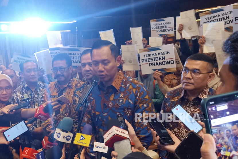 Menteri Koordinator Bidang Infrastruktur dan Pembangunan Kewilayahan Agus Harimurti Yudhoyono membagikan 1.120 SHM kepada warga Sukabumi, Jawa Barat, Rabu (18/6/2025).