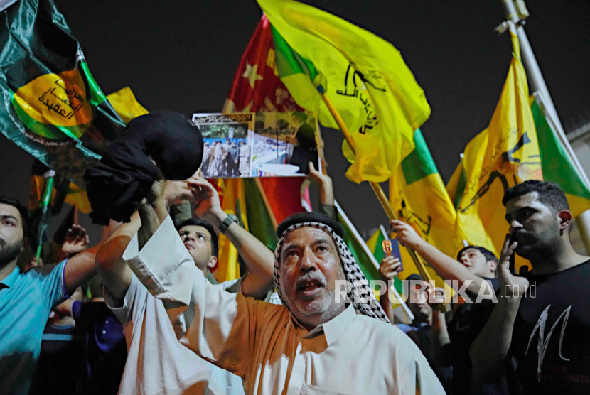 Para pengunjuk rasa meneriakkan anti-Israel dan anti-AS serta dukungan untuk Iran, di di Bagdad, Irak, Rabu, 18 Juni 2025. 