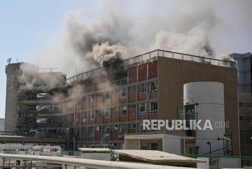 Asap mengepul dari gedung kompleks rumah sakit Soroka setelah terkena rudal yang ditembakkan dari Iran di Be