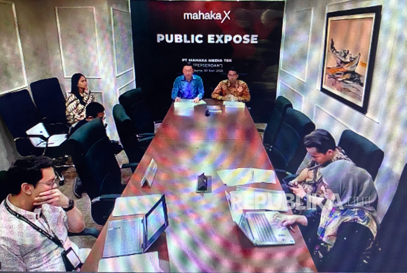 Direktur Utama PT Mahaka Media Tbk Ronny Wilimas Sugiadha dan Direktur PT Mahaka Media Tbk Muhammad Fadri Attamimi menyampaikan kinerja perusahaan sepanjang 2024 dalam acara Public Expose 2025 PT Mahaka Media Tbk (MahakaX), yang digelar secara daring, Jumat (20/6/2025). 