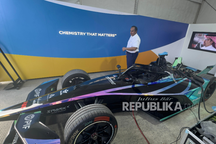 Regional Leader, Southeast & Northeast Asia Sabic, Abdullah Al Graini, di depan mobil Formula E yang menggunakan material ringan dan kuat dari Sabic di  Jakarta International E-Prix Circuit (JIEC), Ancol, Jakarta Utara pada Jumat (20/6/2025).