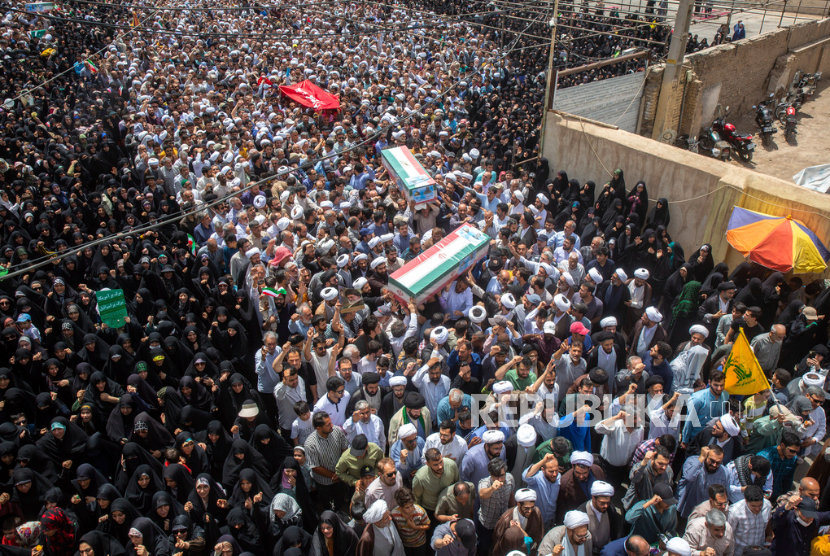 Para pelayat membawa peti mati seorang anggota Garda Revolusi Iran yang terbunuh dalam serangan Israel, setelah shalat Jumat di kota Hamedan, Iran, Jumat, 20 Juni 2025.