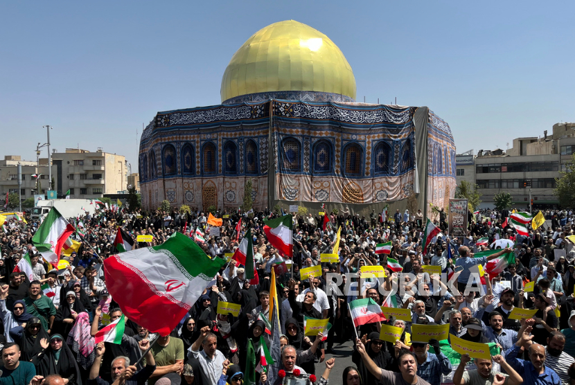 Warga Iran saat protes mengutuk serangan Israel di beberapa kota di Iran, setelah shalat Jumat di Teheran, Iran, Jumat, 20 Juni 2025.