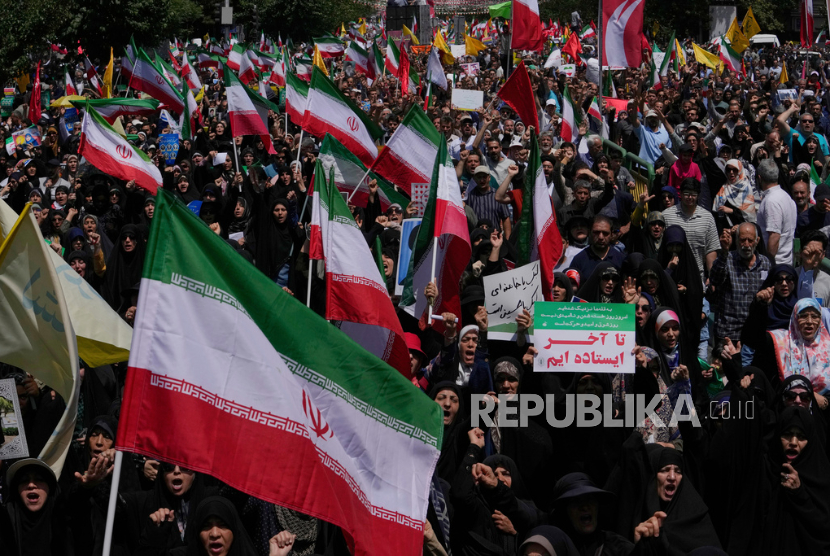 Warga Iran saat protes mengutuk serangan Israel di beberapa kota di Iran, setelah shalat Jumat di Teheran, Iran, Jumat, 20 Juni 2025.