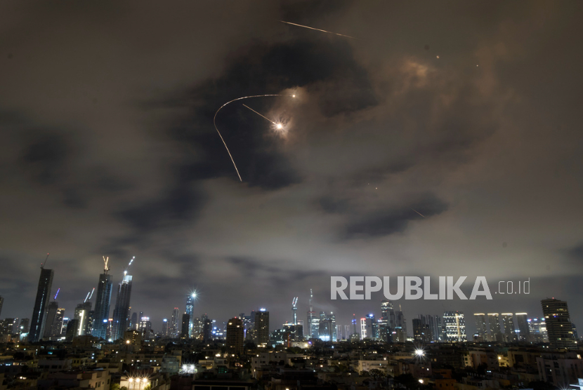 Sistem pertahanan udara Israel melepaskan tembakan untuk mencegat rudal selama serangan Iran di Tel Aviv, Israel, Sabtu, 21 Juni 2025.