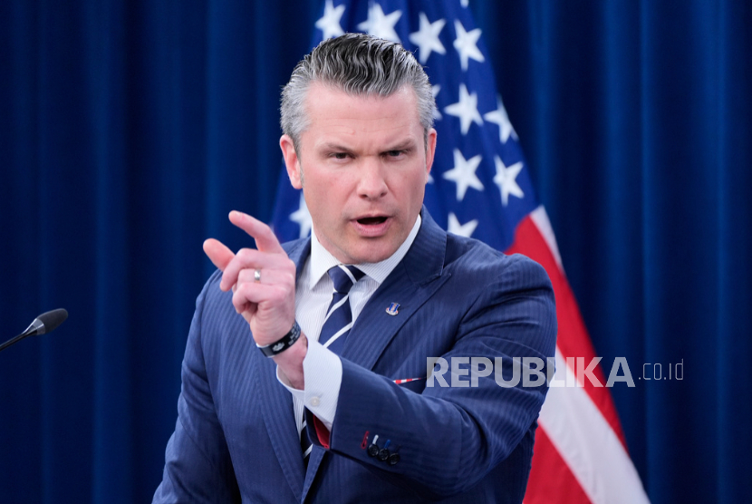Menteri Pertahanan Pete Hegseth berbicara soal serangan ke Iran dalam konferensi pers di Pentagon di Washington, Ahad, 22 Juni 202.