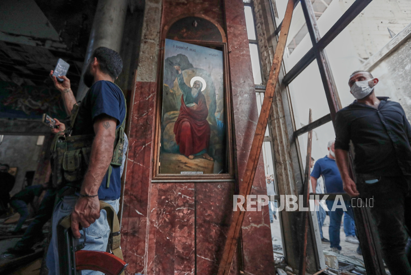 Kondisi di gereja Mar Elias tempat seorang pembom bunuh diri meledakkan diri di Dweil