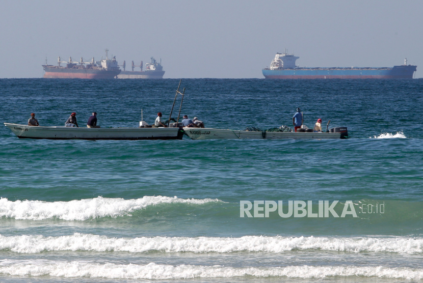 Dalam foto arsip 19 Januari 2012 ini, perahu nelayan terlihat di depan kapal tanker minyak di selatan Selat Hormuz, lepas pantai kota Ras Al Khaimah di Uni Emirat Arab.