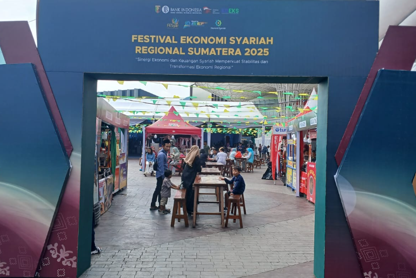 Suasana Festival Ekonomi Syariah (FESyar) Sumatera 2025 yang diselenggarakan Bank Indonesia (BI) di Lampung City Mall, Kota Bandar Lampung, Provinsi Lampung, pada 21-25 Juni 2025.  