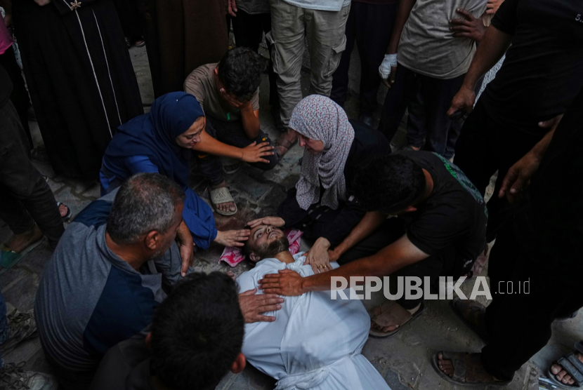 Warga Palestina berduka atas jenazah pria yang tewas dalam serangan militer Israel di Gaza, di Rumah Sakit Al-Shifa di Kota Gaza, Senin, 23 Juni 2025.