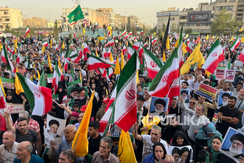 Warga Iran sambil meneriakkan slogan-slogan anti AS dan Israel, di Teheran, Iran, Selasa, 24 Juni 2025.