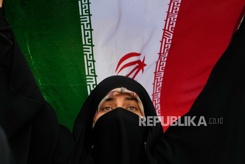 Warga Iran sambil meneriakkan slogan-slogan anti AS dan Israel, di Teheran, Iran, Selasa, 24 Juni 2025.