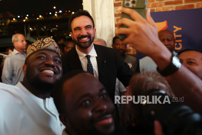 Calon walikota dari Partai Demokrat Zohran Mamdani berswafoto dengan pendukungnya usai memenangkan pemilihan pendahuluan, Rabu, 25 Juni 2025, di New York.