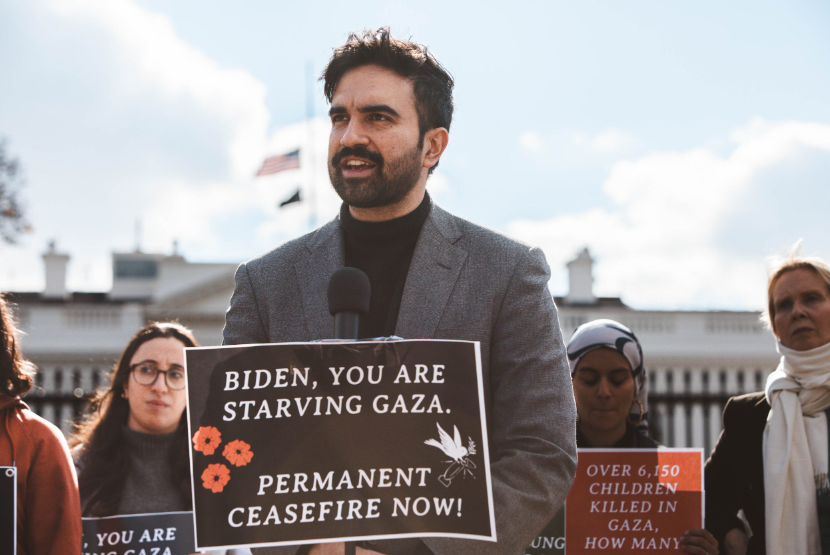 Calon wali kota New York Zohran Mamdani berbicara di depan Gedung Putih menentang genosida di Gaza pada 2024.