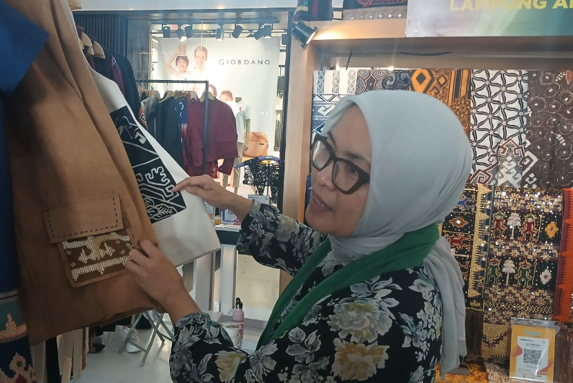 Owner Batik Jan Ayu, Linda Soedibyo,dalam Festival Ekonomi Syariah (FESyar) Sumatera 2025 yang diselenggarakan Bank Indonesia (BI) di Lampung City Mall, Kota Bandar Lampung, Provinsi Lampung, Selasa (24/6/2025). 