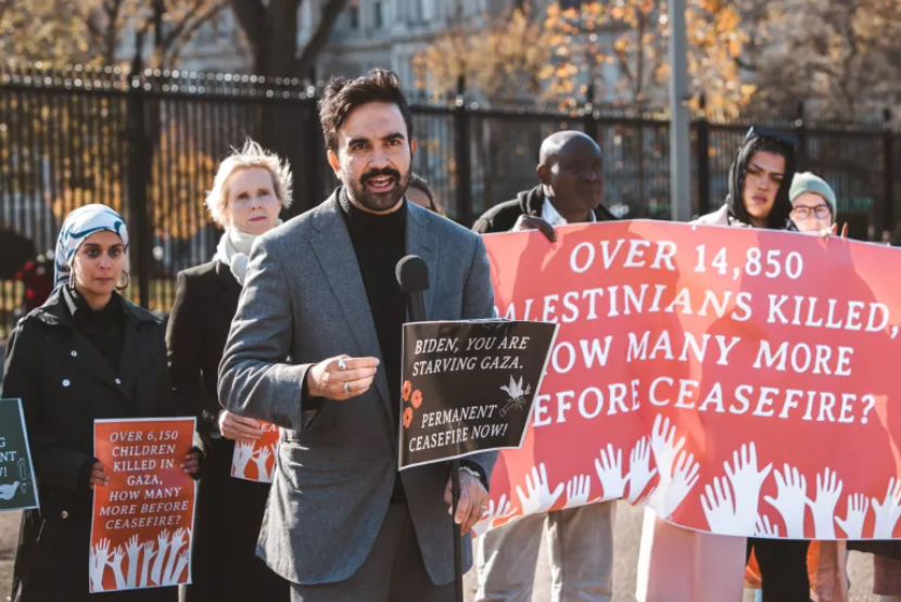 Kandidat wali kota New York Zohran Mamdani saat mengikuti aksi di Washington mendesak gencatan senjata di Gaza pada 2023.