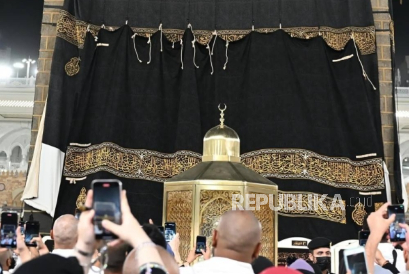 Proses penggantian kiswah Kabah di Masjidil Haram menyambut 1 Muharram 1447 Hijriyah, Kamis (26/6/2025).