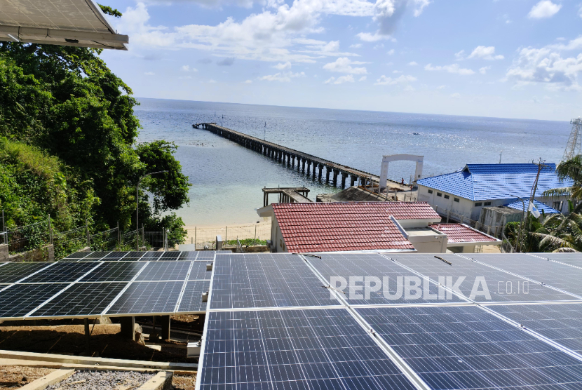Tampilan Pembangkit Listrik Tenaga Surya (PLTS) Lipang berkapasitas 13 kilowatt peak (MWp) yang terletak di Kecamatan Kendahe, Kabupaten Kepulauan Sangihe, Sulawesi Utara. Pembangkit PLN ini menjadi salah satu yang PLTS yang diresmikan oleh Presiden Prabowo pada Kamis (28/6).
