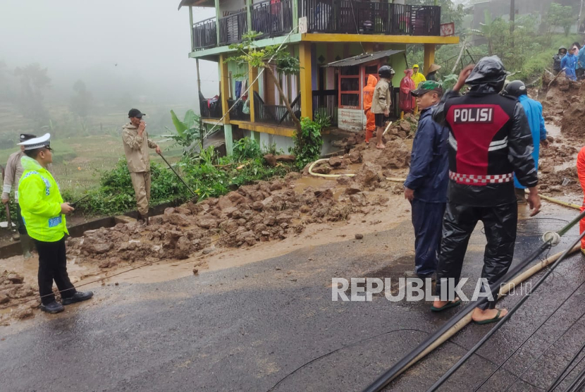 Tanah longsor terjadi di jalur penghubung Garut Tasikmalaya, tepatnya di Simpang Tiga Cikangkung, Bojongloa Talang dan Citengek, Jalan Cilawu, Sabtu pagi (28/6/2025). 