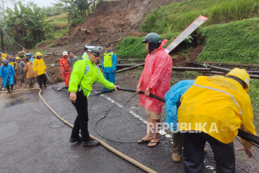 Tanah longsor terjadi di jalur penghubung Garut Tasikmalaya, tepatnya di Simpang Tiga Cikangkung, Bojongloa Talang dan Citengek, Jalan Cilawu, Sabtu pagi (28/6/2025). 