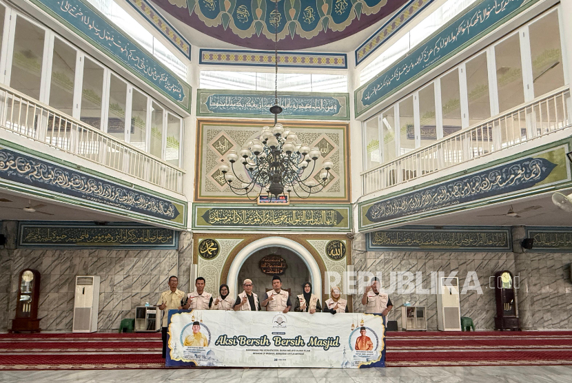 Menyambut Konvensyen Dunia Melayu Dunia Islam (DMDI) ke-25 yang akan digelar pada 22-26 Oktober 2025 di Jakarta, Pengurus DMDI Jakarta menggelar aksi sosial bertajuk Bersih-Bersih Masjid, Sabtu (28/6/2025).