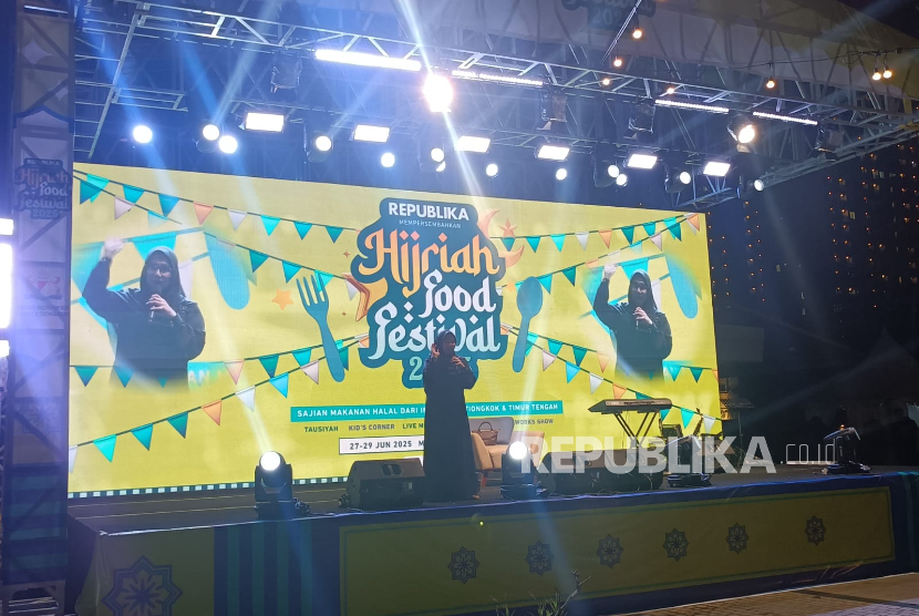 Pendakwah nasional Ustadzah Qotrunnada Syatiri memberikan tausiyah dalam acara Hijriah Food Festival 2025 di area Masjid At-Thohir, Tapos, Depok, Sabtu malam (28/6/2025).
