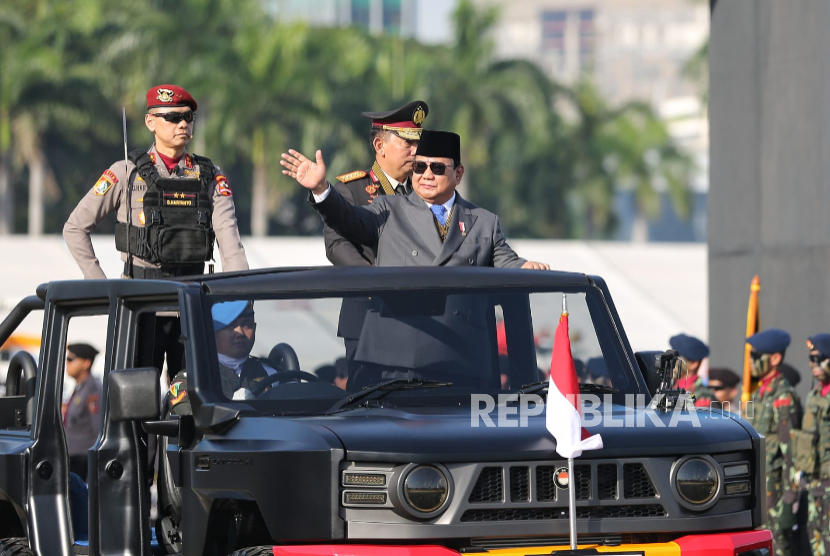 Presiden RI Prabowo Subianto dan Kapolri Jenderal Listyio Sigit Prabowo memeriksa pasukan pada HUT Ke-79 Bhayangkara di Monumen Nasional, Jakarta Pusat, Selasa (1/7/2025).