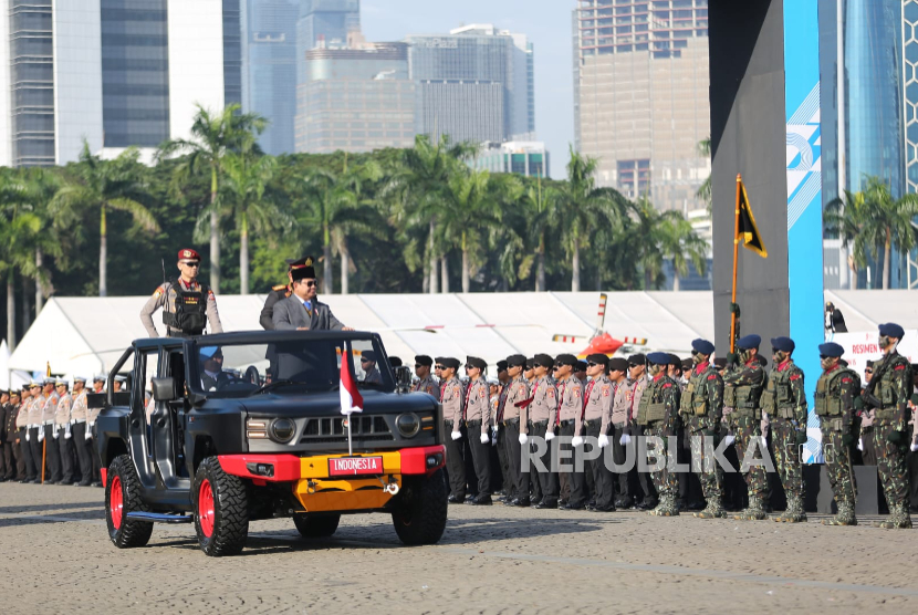 Presiden RI Prabowo Subianto dan Kapolri Jenderal Listyio Sigit Prabowo memeriksa pasukan pada perayaan HAri Bhayangkara di Monumen Nasional Jakarta, Selasa (1/7/2025).