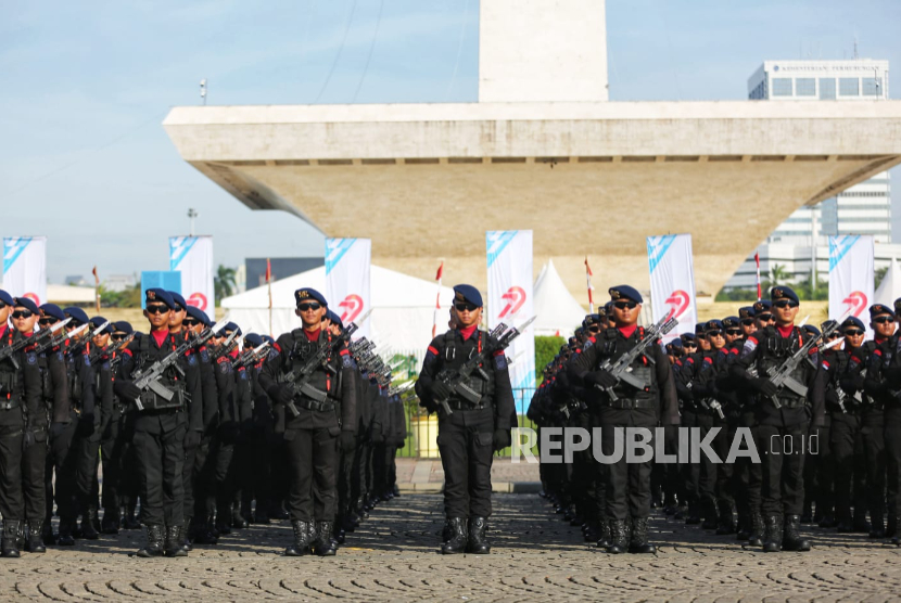Aparat berbaris dalam peringatan Hari Ulang Tahun ke-79 Bhayangkara di Monumen Nasional, Jakarta Pusat, Selasa (1/7/2025).