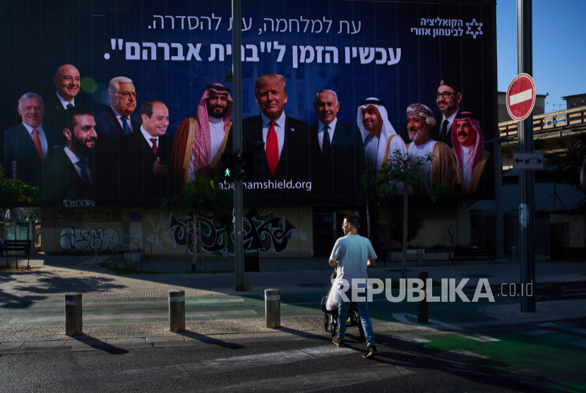 Papan iklan menampilkan gambar Presiden AS Donald Trump dan para pemimpin Timur Tengah dengan pesan Ibrani mendorong perluasan Perjanjian Abraham di Tel Aviv, Israel, pada Kamis, 26 Juni 2025.