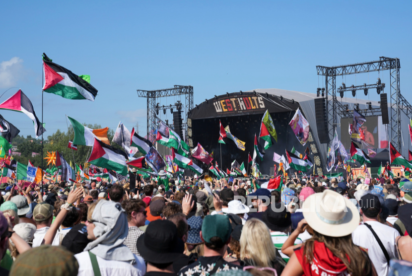 Bendera Palestina berkibar di Festival Glastonbury di Worthy Farm di Somerset. Inggris, Sabtu (28/6/2025). Ada beberapa musisi yang menyuarakan dukungan untuk Palestina di festival tersebut.