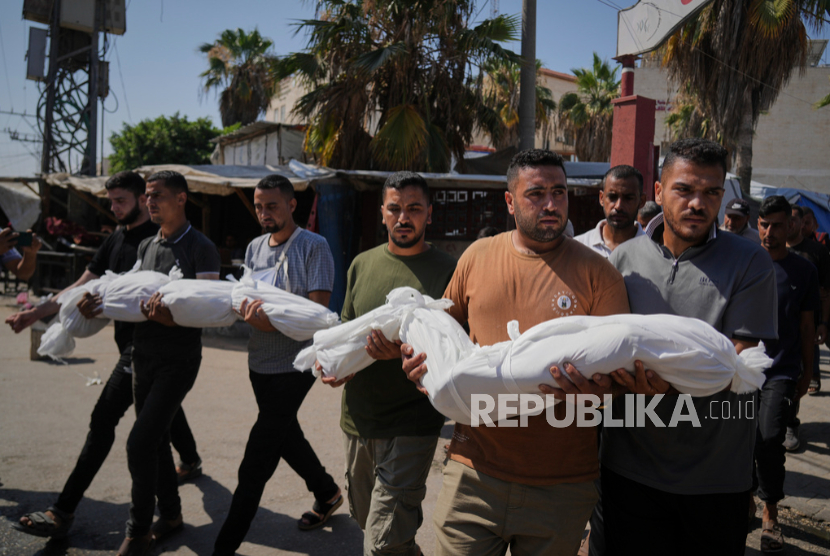 Kerabat membawa jenazah dua saudara perempuan Palestina Mira (8 tahun) dan Sabah (10), yang syahid akibat serangan udara tentara Israel di Deir al-Balah, Rabu, 2 Juli 2025. 