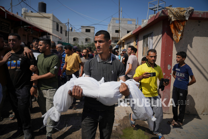 Kerabat membawa jenazah dua saudara perempuan Palestina Mira (8 tahun) dan Sabah (10), yang syahid akibat serangan udara tentara Israel di Deir al-Balah, Rabu, 2 Juli 2025. 