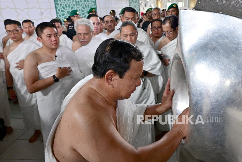 Prabowo Umroh dan Cium Hajar Aswad di Makkah