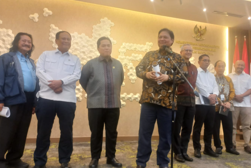 Menteri Koordinator bidang Perekonomian Airlangga Hartarto dan Menteri BUMN Erick Thohir saat jumpa pers terkait kredit usaha rakyat (KUR) dan perkembangan perekonomian di kantor Kementerian Koordinator bidang Perekonomian, Jakarta, Kamis (3/7/2025).  