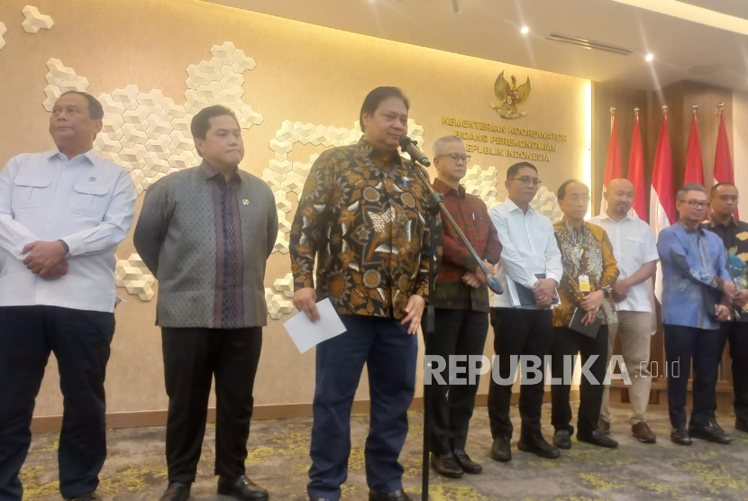 Menteri Koordinator bidang Perekonomian Airlangga Hartarto dan Menteri BUMN Erick Thohir saat jumpa pers terkait kredit usaha rakyat (KUR) dan perkembangan perekonomian di kantor Kementerian Koordinator bidang Perekonomian, Jakarta, Kamis (3/7/2025).