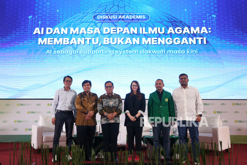  Pemimpin Redaksi Republika Andi Muhyiddin, Kepala Prodi Ilmu Politik UMJ, Direktur Urusan Agama Islam dan Bina Syariah Kemenag Asrad Hidayat, Tokoh Muda Tsamara Amany, Moderator Erdy Nasrul dan Direktur PT Republika Media Mandiri Rangga Danu (dari kiri) berfoto saat acara Diskusi Akademis di Universitas Muhamadiyah Jakarta, Ciputat, Tangerang Selatan, Banten, Kamis (3/7/2025). Republika bersama Universitas Muhammadiyah Jakarta (UMJ) menggelar Diskusi Akademis bertema AI dan Masa Depan Ilmu Agama: Membantu, Bukan Mengganti. Dalam kesempatan tersebut juga turut dilakukan exclusive Trial Platform Dakwah AI Republika bernama Aiman Aisha.