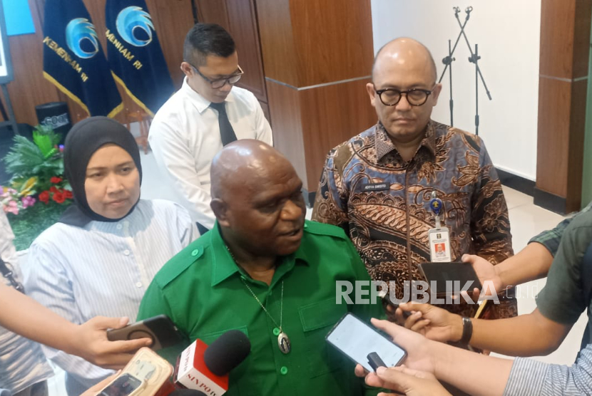 Menteri HAM Natalius Pigai dalam konferensi pers mengenai revisi UU HAM di kantor Kementerian HAM pada Kamis (3/7/2025). 