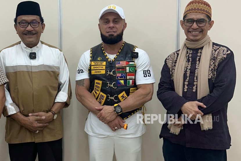 Kabul Budiono, mantan ketua geng motor Adelaide, Australia yang kini menjadi Muslim Vince Focarelli (tengah), dan Arief Thamrin di Masjid Bani Umar, Tangerang Selatan, Senin (30/6/2025).