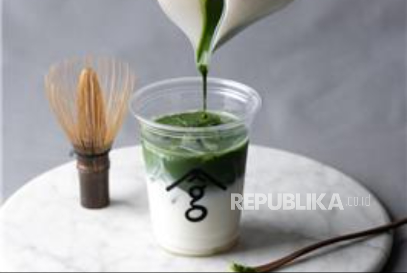 Minuman matcha. Rekor suhu panas di Jepang telah membatasi produksi teh hijau matcha tahun ini, sehingga persediaan menjadi terbatas dan harga melambung tinggi di tengah lonjakan permintaan global