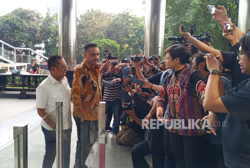 Menteri UMKM Maman Abdurrahman (tengah) di Gedung Komisi Pemberantasan Korupsi (KPK), Jakarta Selatan, Jumat (4/7/2025). Dia mengklarifikasi kepergian istrinya ke luar negeri yang diduga memakai fasilitas negara. 