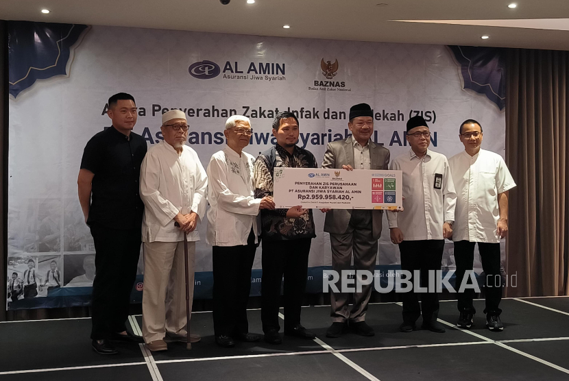 PT Asuransi Jiwa Syariah Al Amin menyalurkan dana zakat, infak dan sedekah (ZIS) sebesar Rp 2,95 miliar ke Badan Amil Zakat Nasional (Baznas) di Hotels Ashley, Jakarta Pusat, Jumat malam (4/7/2025). 