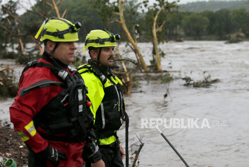 Petugas pertolongan pertama memindai tepian Sungai Guadalupe untuk mencari orang-orang yang tersapu banjir di Ingram, Texas, Jumat, 4 Juli 2025.