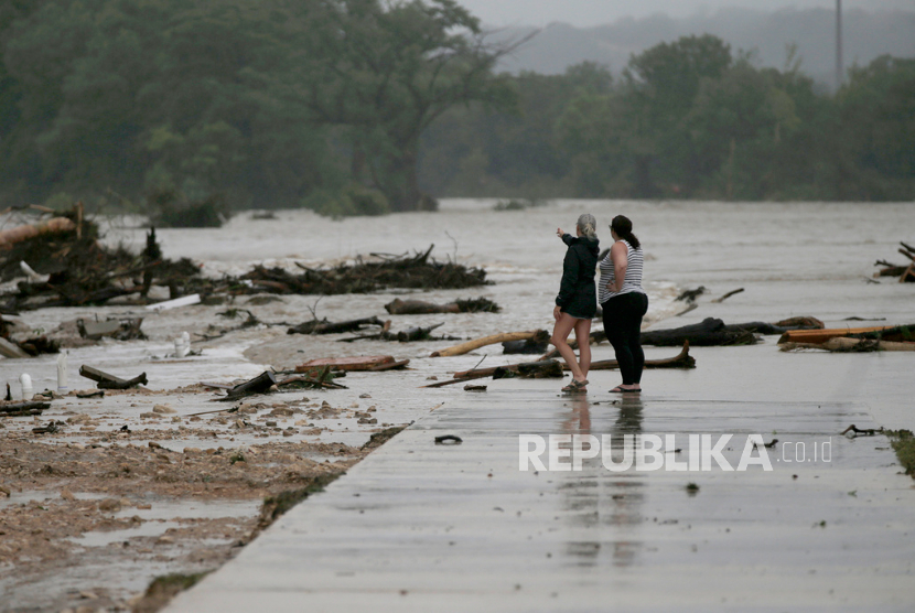 Warga melihat kerusakan di tepian Sungai Guadalupe akibat banjir di Ingram, Texas, Jumat, 4 Juli 2025.