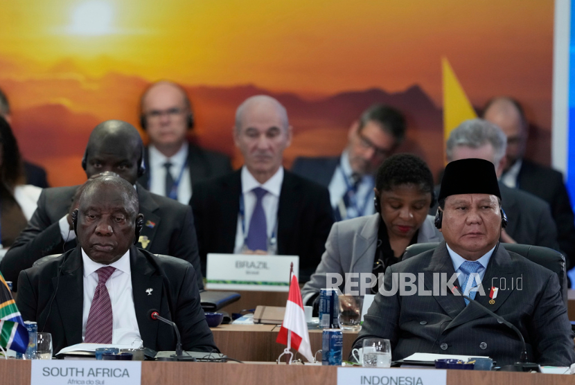Presiden Afrika Selatan Cyril Ramaphosa, kiri, dan Presiden Indonesia Prabowo Subianto menghadiri KTT BRICS tahunan ke-17 di Rio de Janeiro, Minggu, 6 Juli 2025.