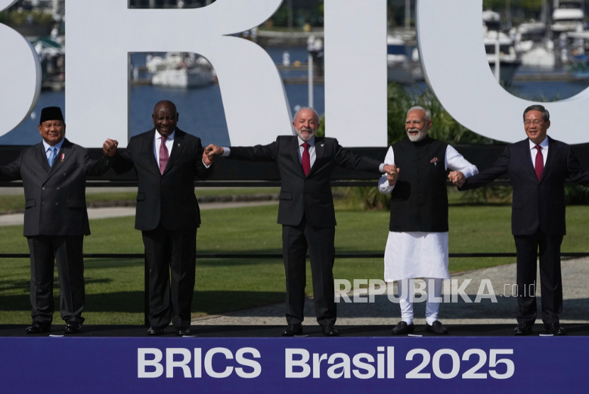 Sejumlah kepala negara berfoto bersama pada KTT tahunan BRICS ke-17 di Rio de Janeiro, Ahad, 6 Juli 2025. 