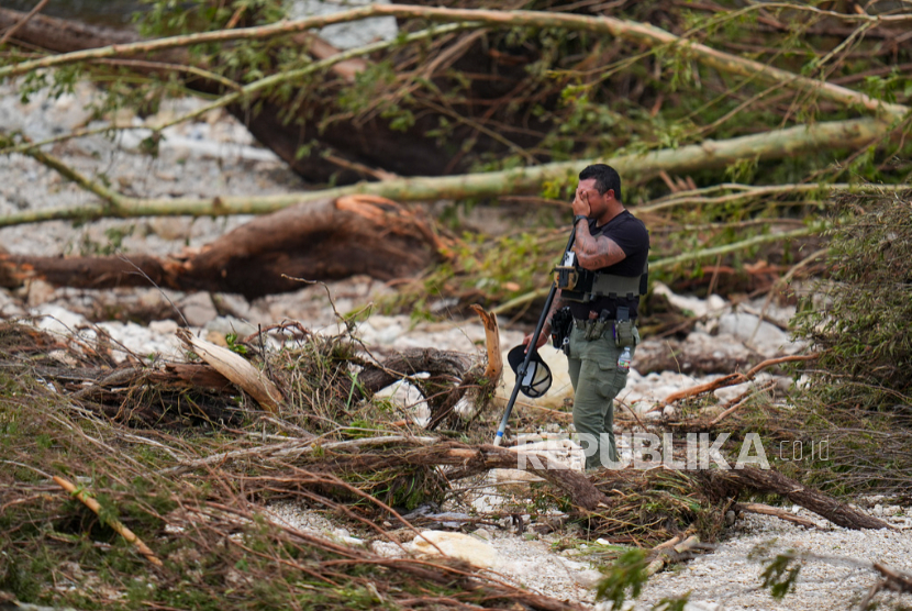 Relawan mencari orang hilang di sepanjang tepi Sungai Guadalupe setelah banjir baru-baru ini pada Ahad, 6 Juli 2025, di Hunt, Texas. 