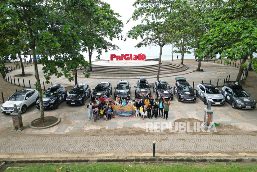Sejumlah anggota Santa Fe Owners Community Indonesia (SOCI) berfoto bersama di Pantai Prigi, Trenggalek, Jawa Timur saat touring melintasi jalur selatan Pulau Jawa pada akhir Juni lalu.